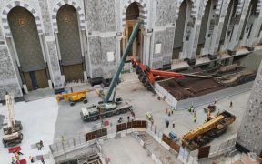 Crane falls into Makkah site