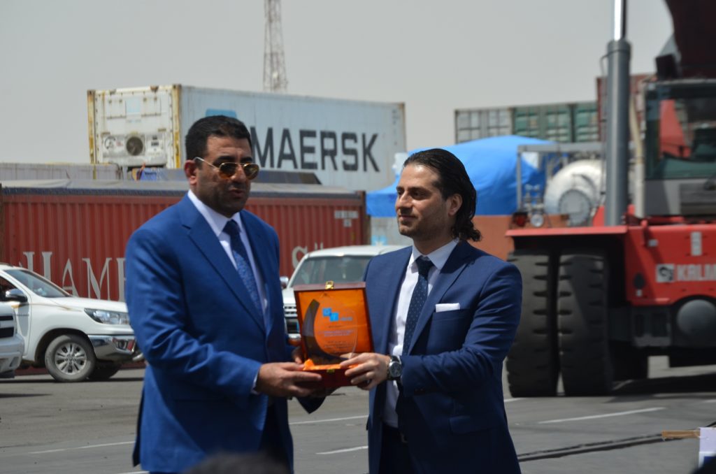 Image Ibrahim Serhan ME Regional Manager Gulftainer Presenting Trophy to IPA Director General